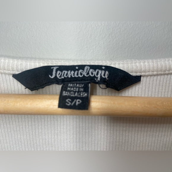 White jeaniologie cropped long sleeve shirt. Size: S, but fits like an XS - Picture 3 of 3